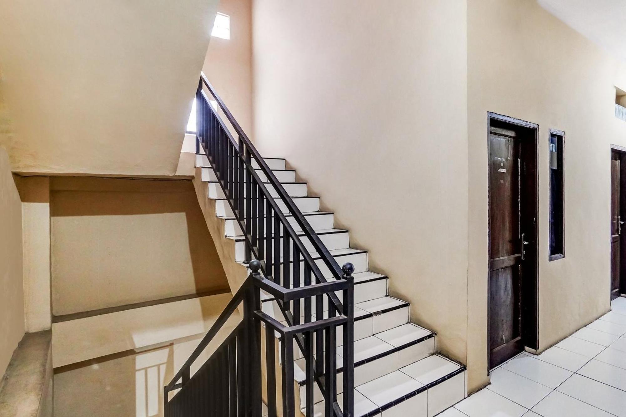 Hotel Oyo 91110 Wilson Homestaynearrsu Bunda Thamrin Medan